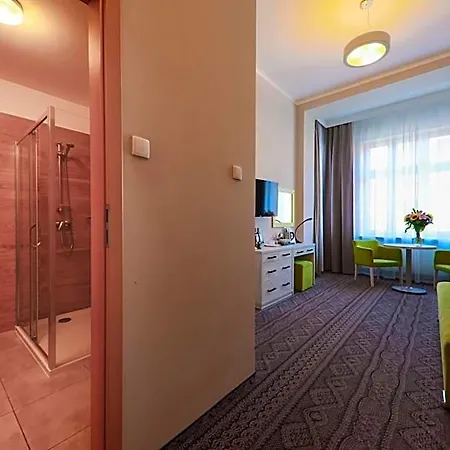 Hotel *** Nat